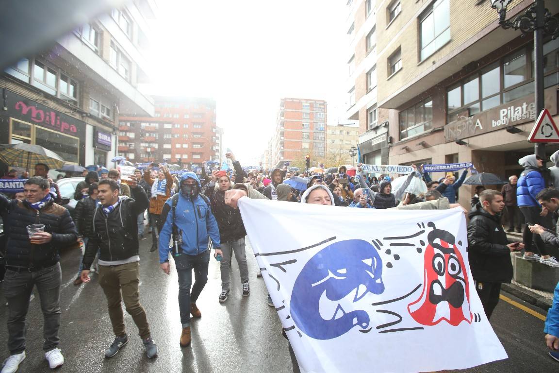 Los aficionados del Real Oviedo han escoltado a los jugadores desde la salida del hotel hasta la llegada al Carlos Tartiere. 