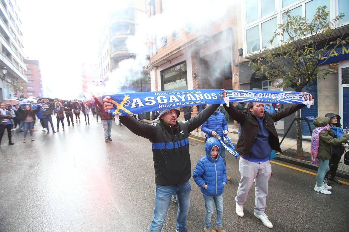 Los aficionados del Real Oviedo han escoltado a los jugadores desde la salida del hotel hasta la llegada al Carlos Tartiere. 