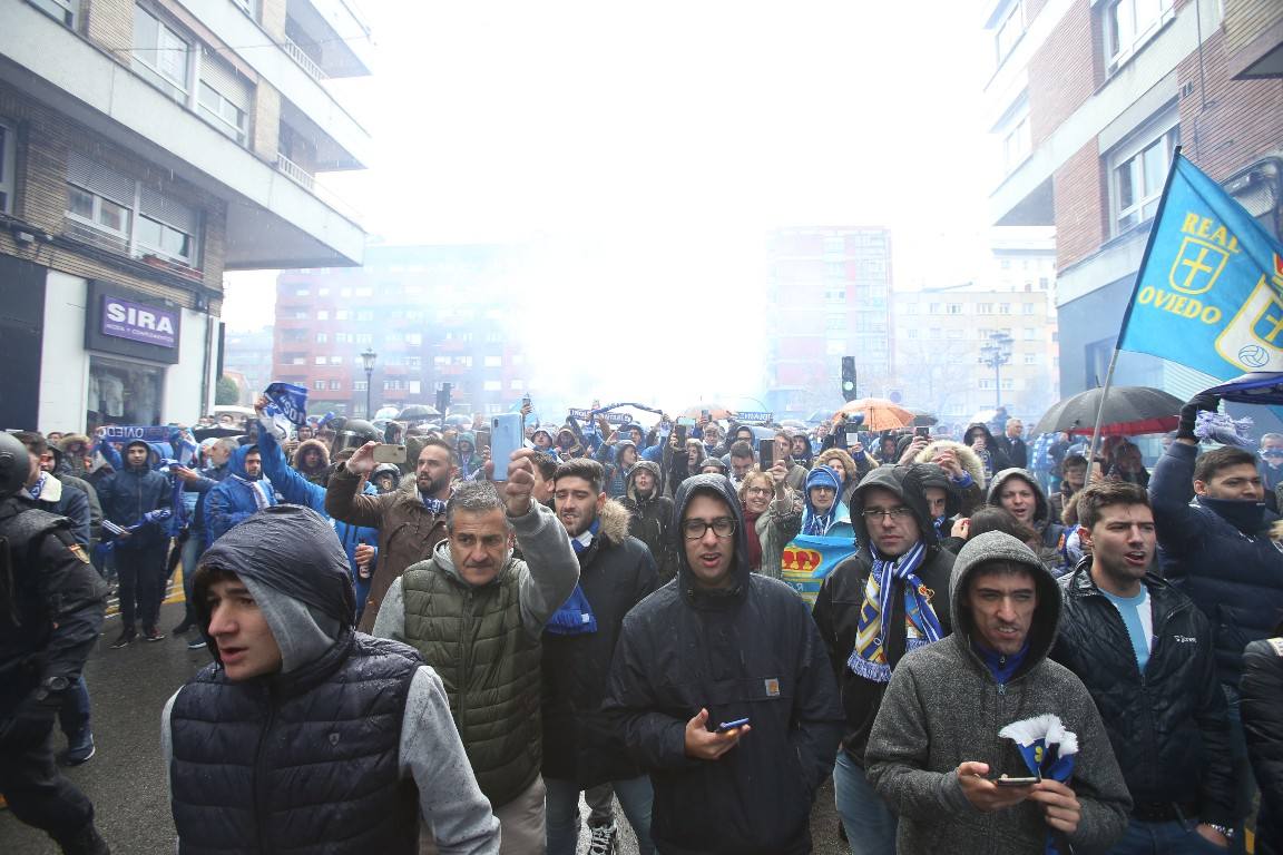 Los aficionados del Real Oviedo han escoltado a los jugadores desde la salida del hotel hasta la llegada al Carlos Tartiere. 