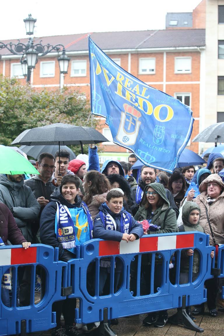 Los aficionados del Real Oviedo han escoltado a los jugadores desde la salida del hotel hasta la llegada al Carlos Tartiere. 