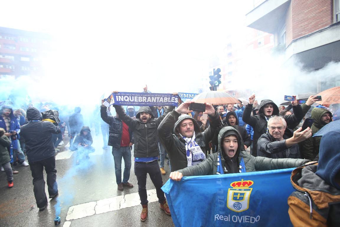 Los aficionados del Real Oviedo han escoltado a los jugadores desde la salida del hotel hasta la llegada al Carlos Tartiere. 