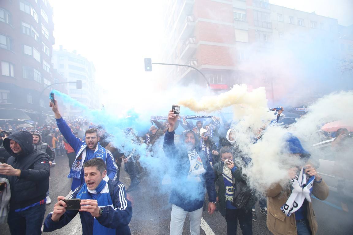 Los aficionados del Real Oviedo han escoltado a los jugadores desde la salida del hotel hasta la llegada al Carlos Tartiere. 