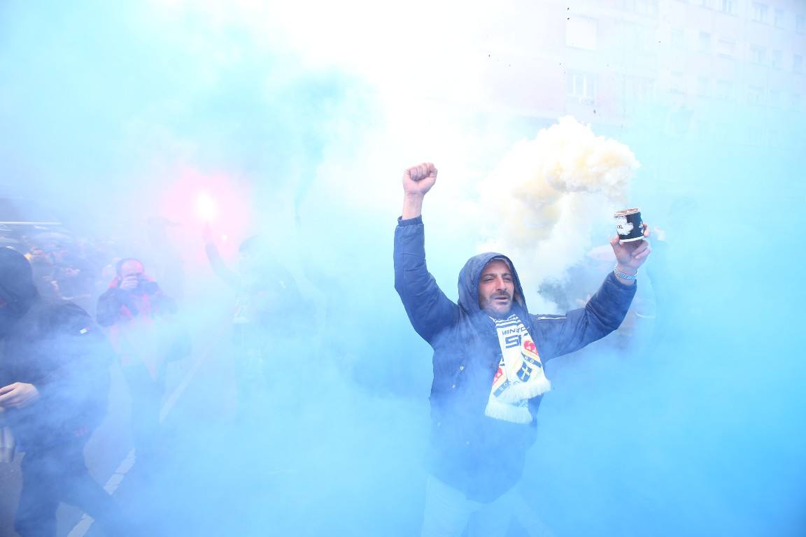 Los aficionados del Real Oviedo han escoltado a los jugadores desde la salida del hotel hasta la llegada al Carlos Tartiere. 