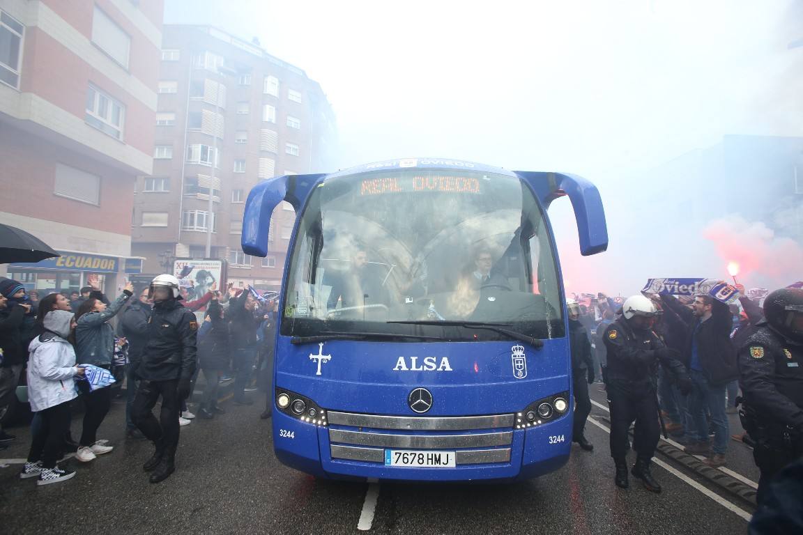 Los aficionados del Real Oviedo han escoltado a los jugadores desde la salida del hotel hasta la llegada al Carlos Tartiere. 