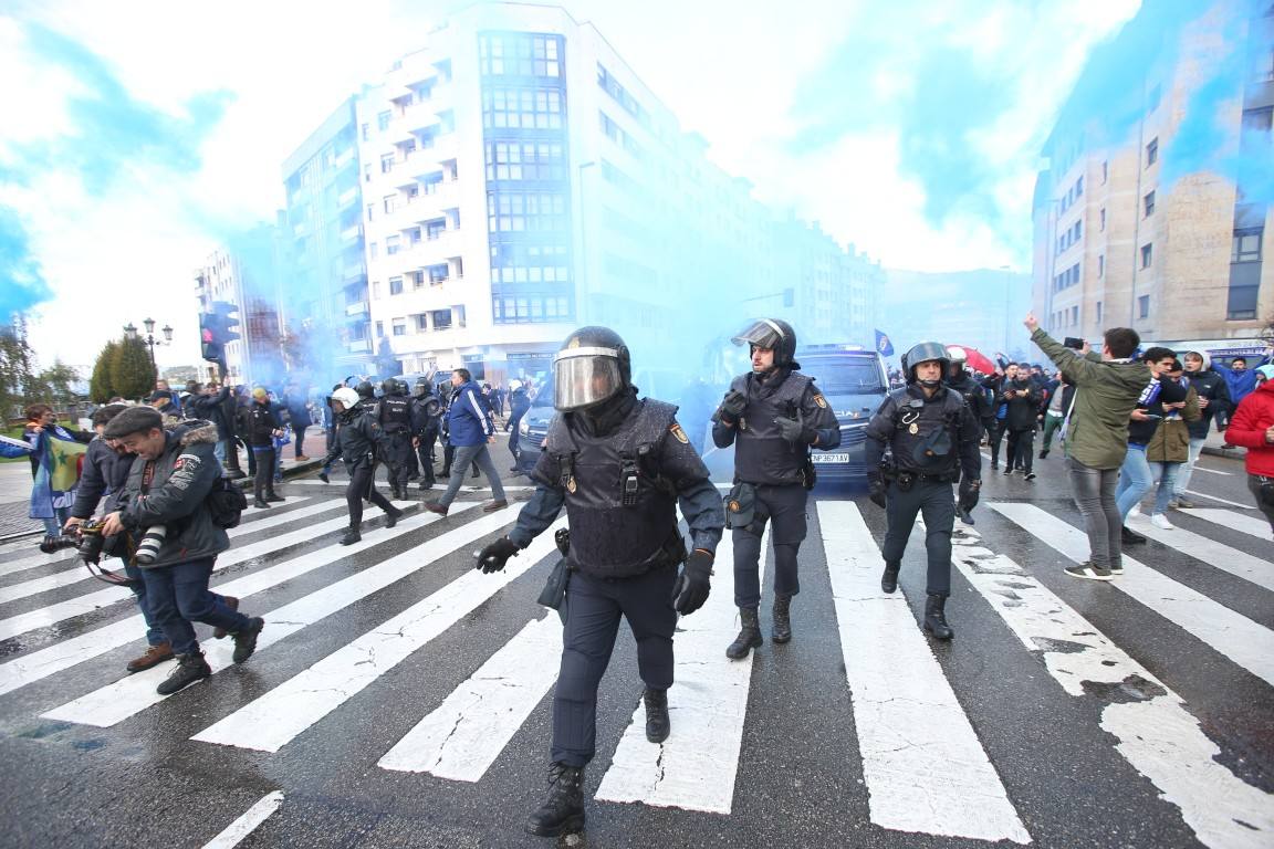 Los aficionados del Real Oviedo han escoltado a los jugadores desde la salida del hotel hasta la llegada al Carlos Tartiere. 