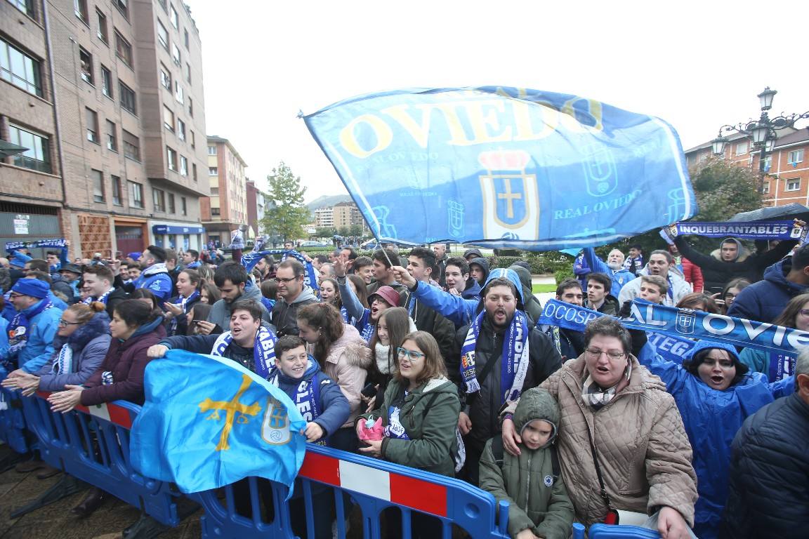 Los aficionados del Real Oviedo han escoltado a los jugadores desde la salida del hotel hasta la llegada al Carlos Tartiere. 