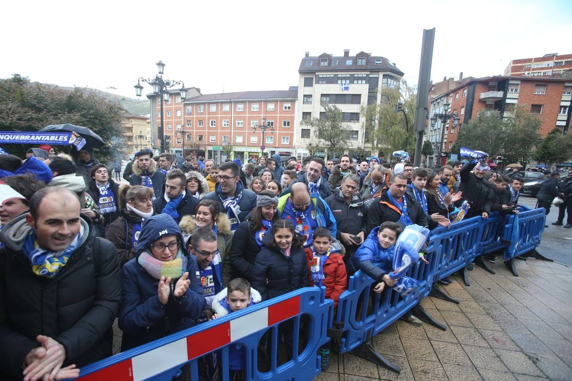 Los aficionados del Real Oviedo han escoltado a los jugadores desde la salida del hotel hasta la llegada al Carlos Tartiere. 