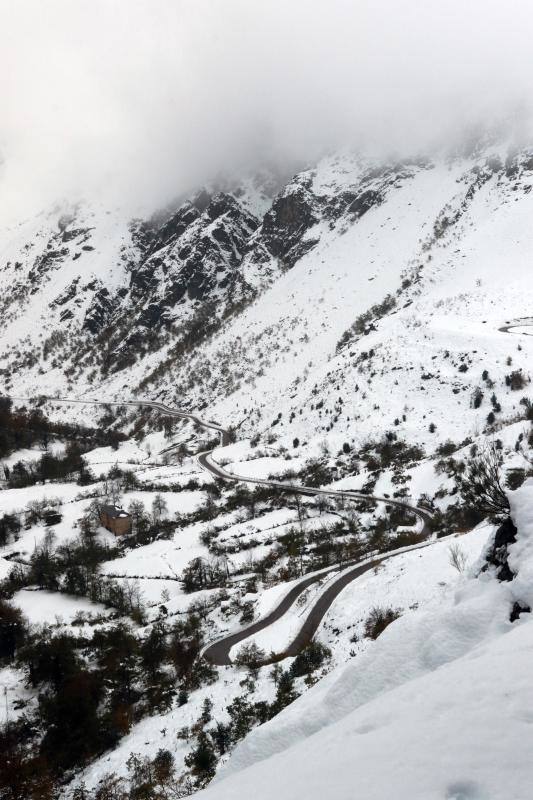 El entorno de la estación de esquí de San Isidro luce una espesa capa blanca tras las intensas nevadas originadas por el temporal. 