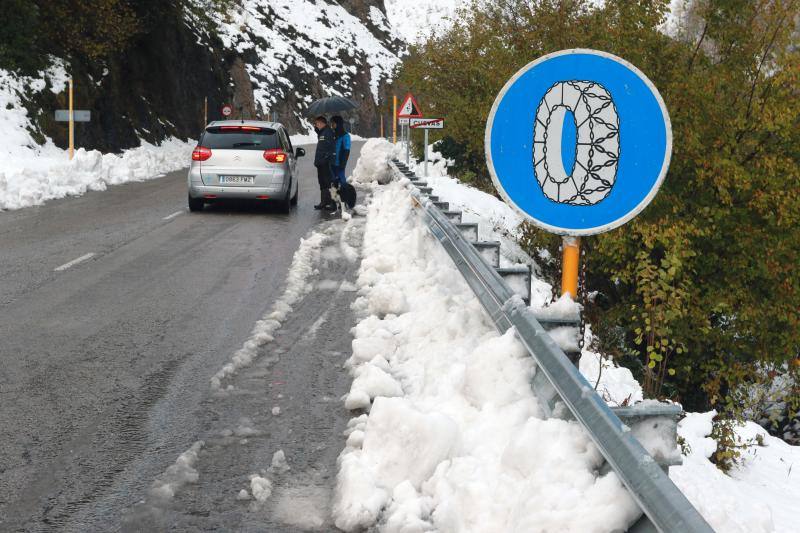 El entorno de la estación de esquí de San Isidro luce una espesa capa blanca tras las intensas nevadas originadas por el temporal. 