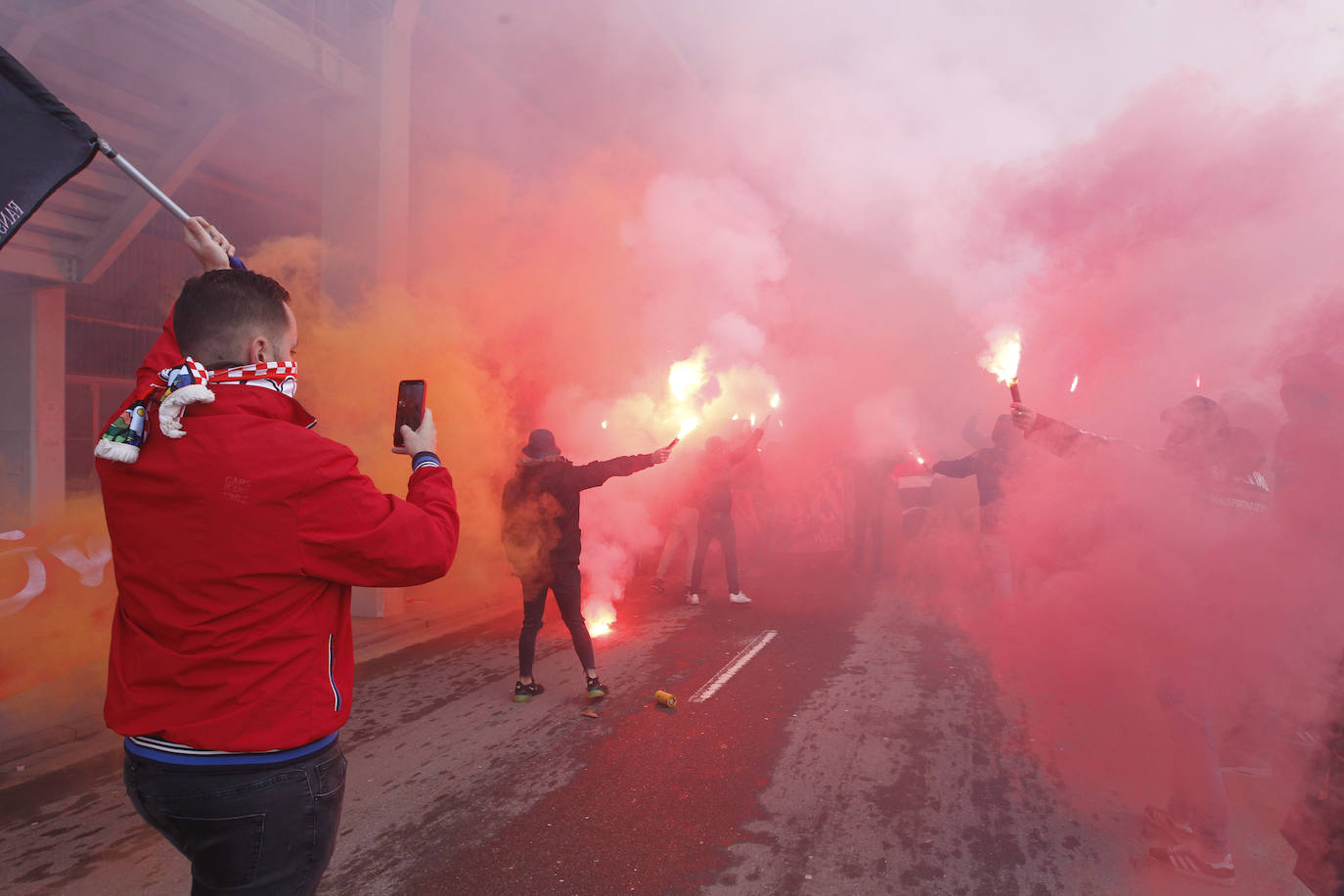 Multitud de sportinguistas despidieron al equipo a las puertas de El Molinón en su salida hacia Oviedo