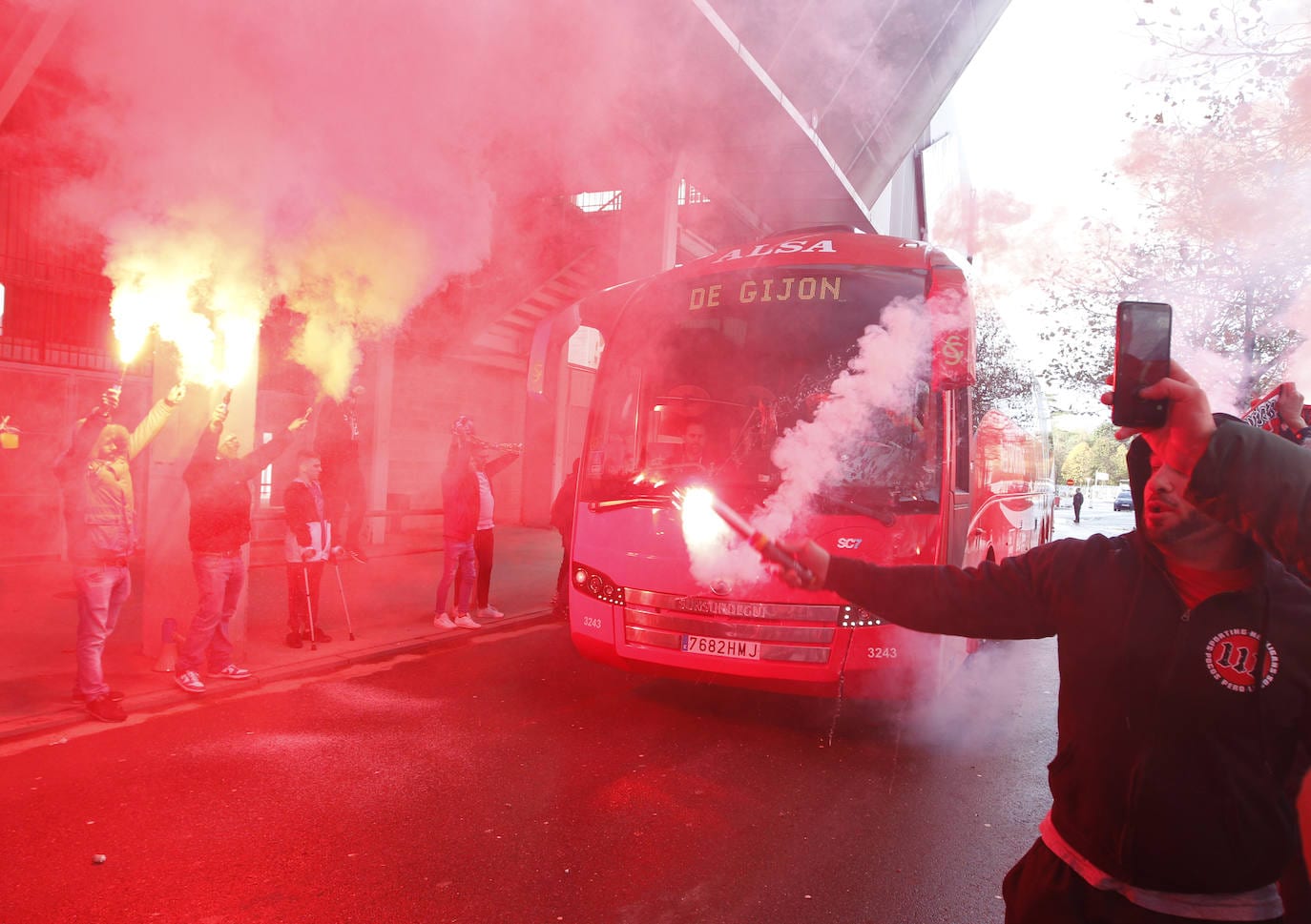 Multitud de sportinguistas despidieron al equipo a las puertas de El Molinón en su salida hacia Oviedo