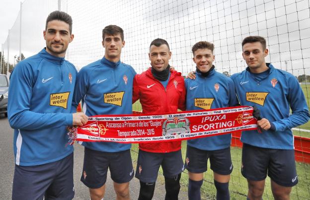 Borja López, Pablo Pérez, Javi Fuego, Nacho Méndez y Pedro Díaz, en Mareo, con la bufanda del Sporting. :: ARNALDO GARCÍA