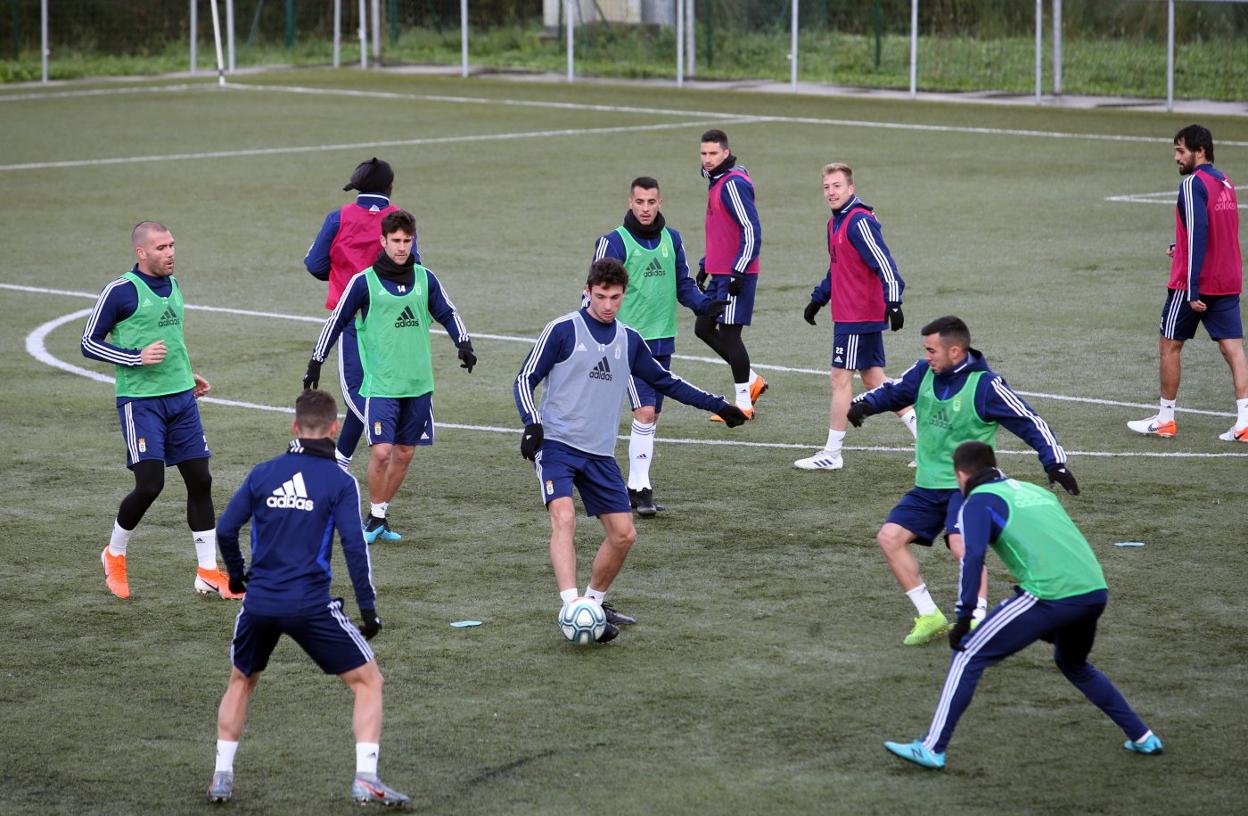 Los jugadores entrenan sobre el césped artificial de las Instalaciones Tensi. :: ÁLEX PIÑA