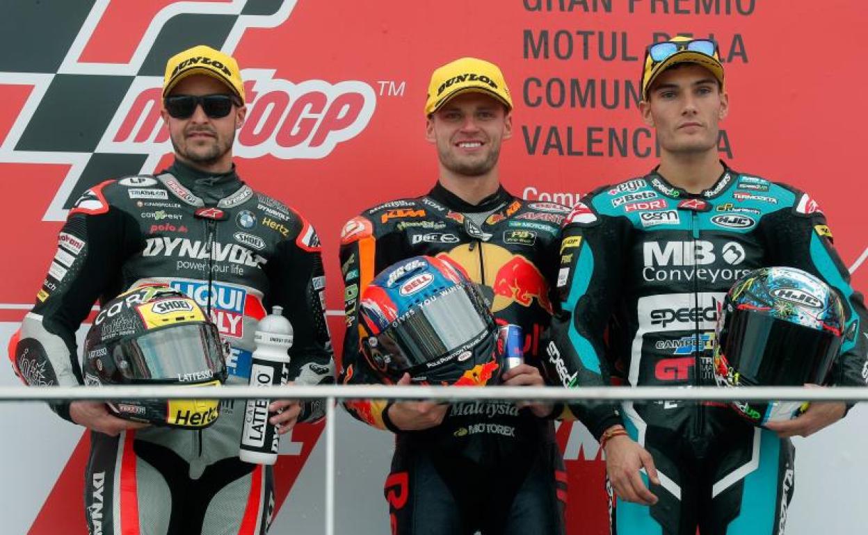 Brad Binder, escoltado en el podio por Thomas Luthi y Jorge Navarro. 