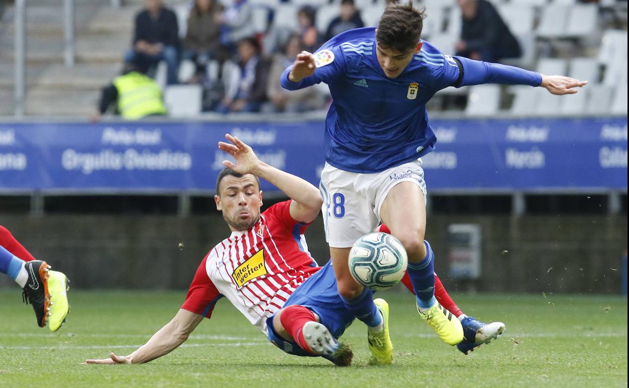 Una jugada del Real Oviedo - Sporting.