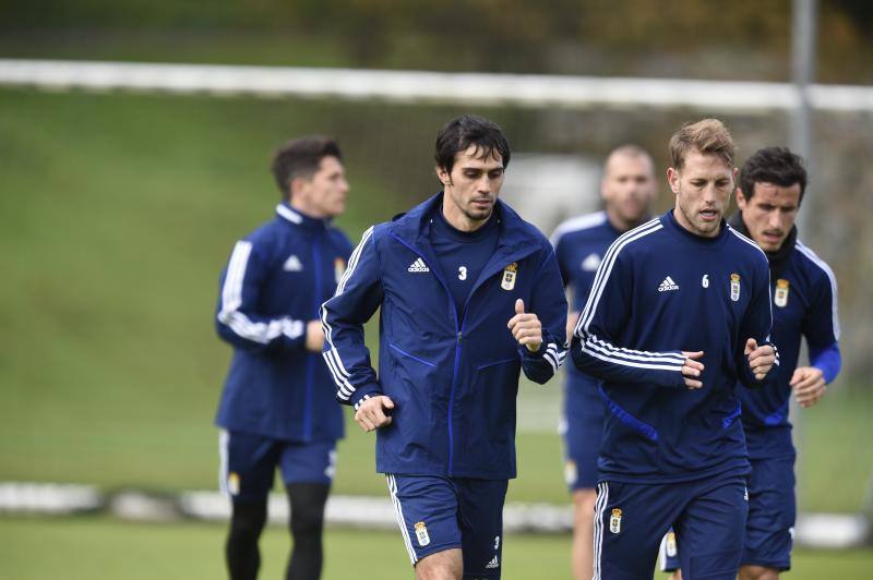 Los jugadores del Real Oviedo han entrenado este lunes, tras el empate sin goles del derbi. 