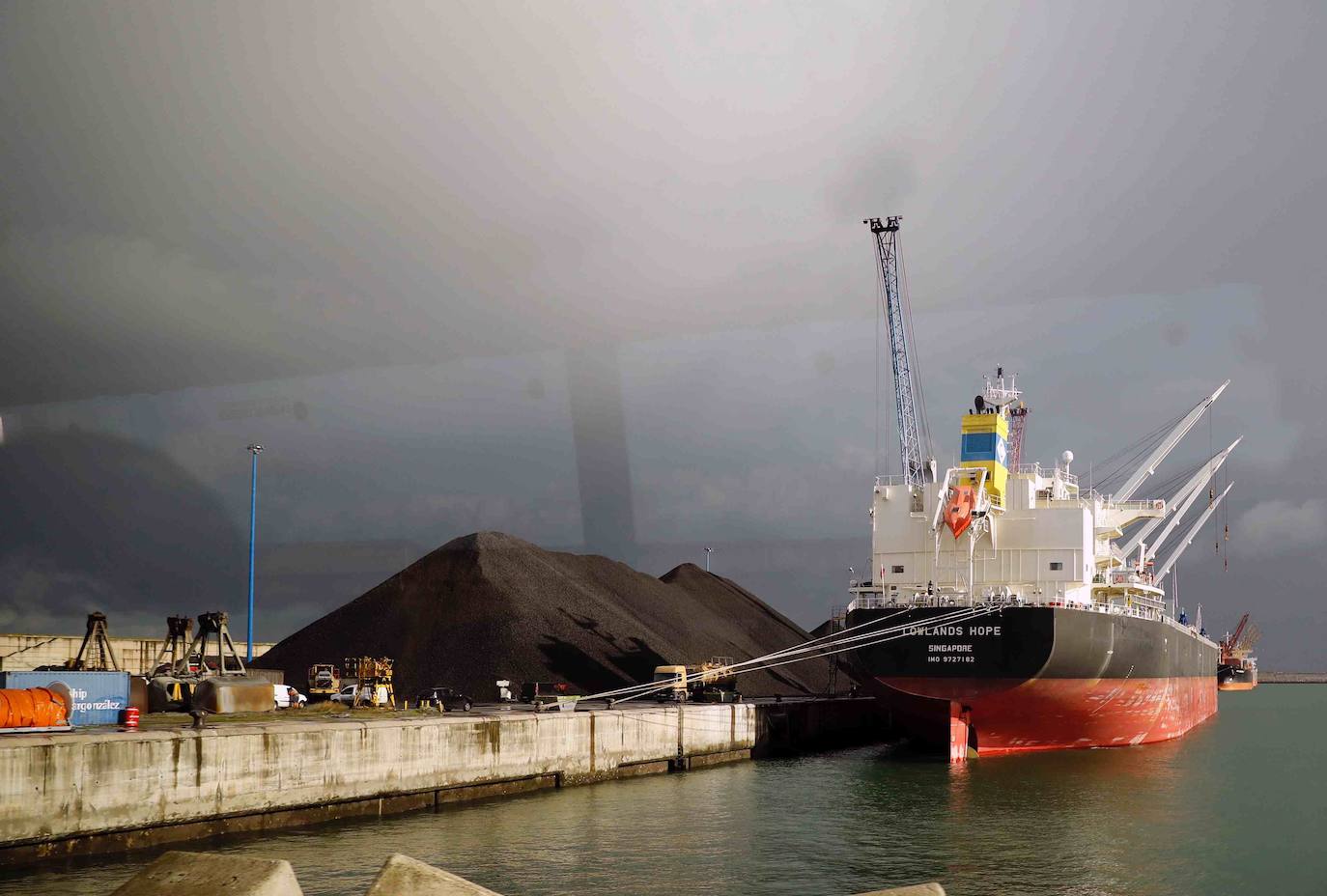 El puerto de El Musel ha inaugurado la nueva terminal de Masaveu Industria, con una inversión de 5,5 millones, que permitirá el almacenamiento, manipulación y carga de distintos productos sólidos