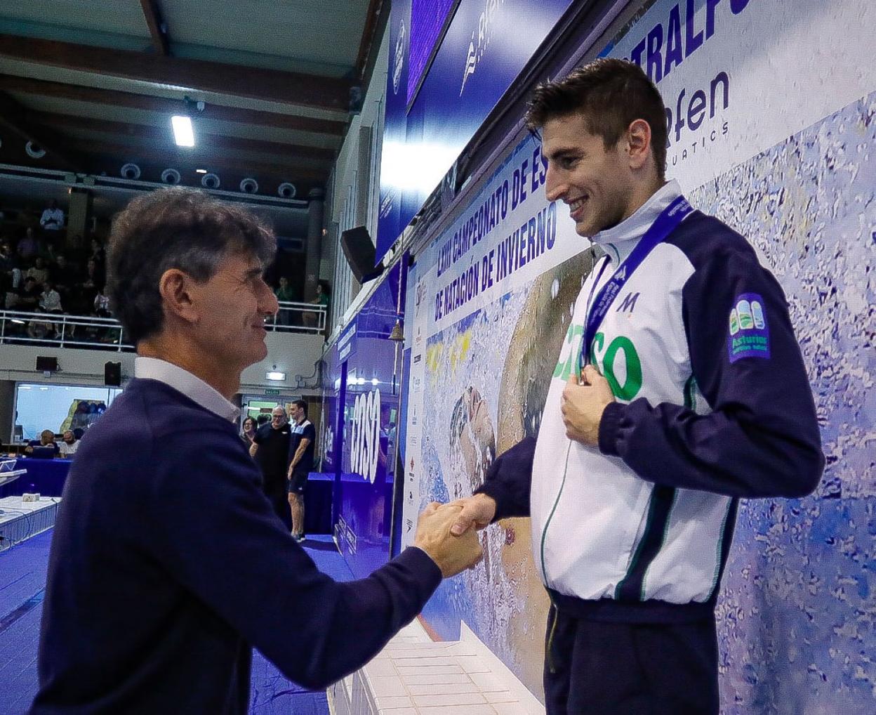 José Antonio Viesca felicita a César Castro tras recibir ayer la medalla de bronce. 