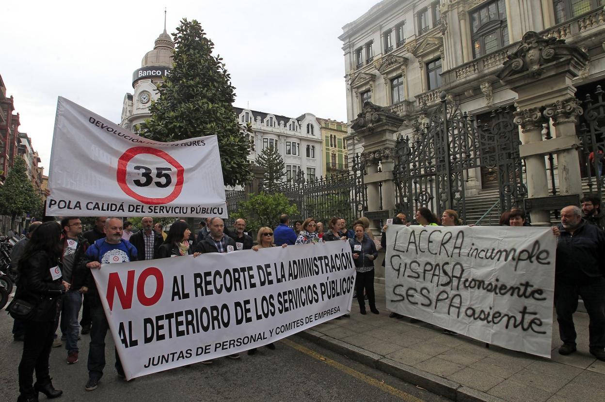 Funcionarios, delante de la Junta, se manifiestan para demandar la jornada de 35 horas semanales. 