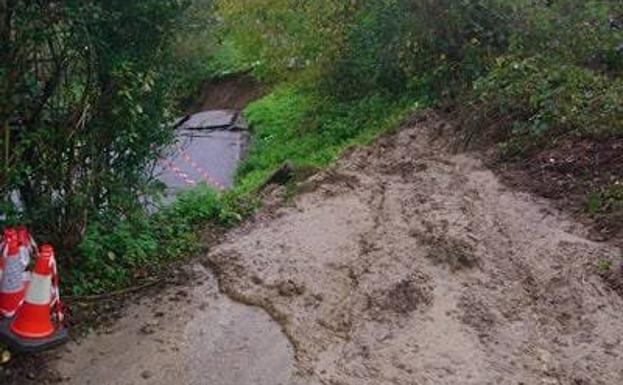 Desprendimiento que corta el acceso al pueblo de Sograndio, en Proaza.