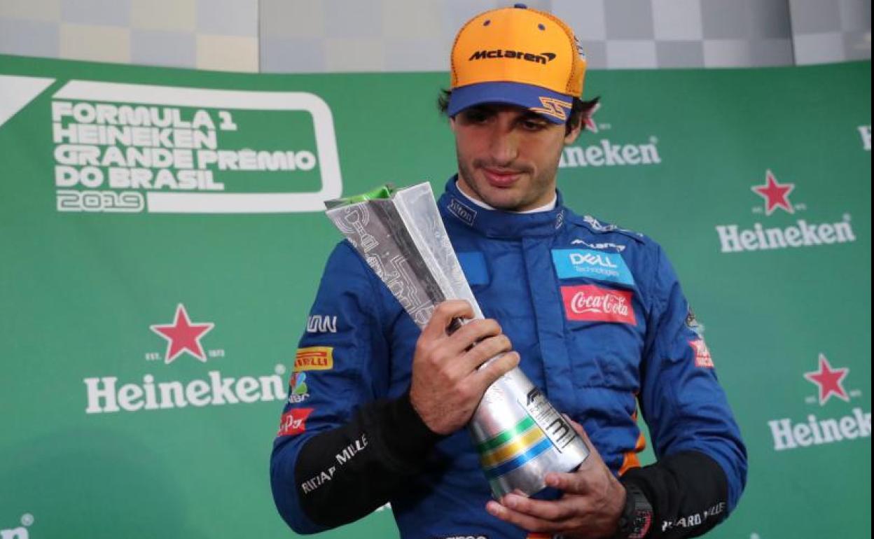 Carlos Sainz, con el trofeo por su tercer puesto en el Gran Premio de Brasil. 