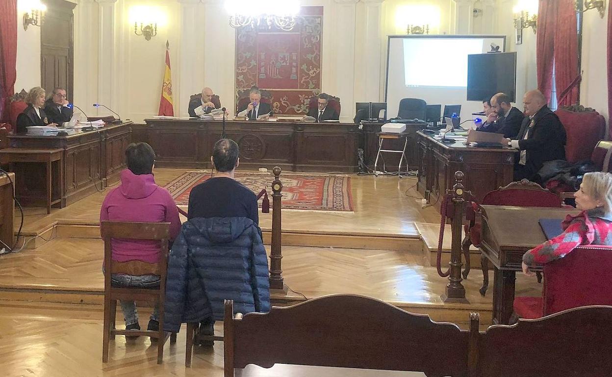 Los acusados, durante la vista celebrada este lunes en la Audiencia Provincial de León.