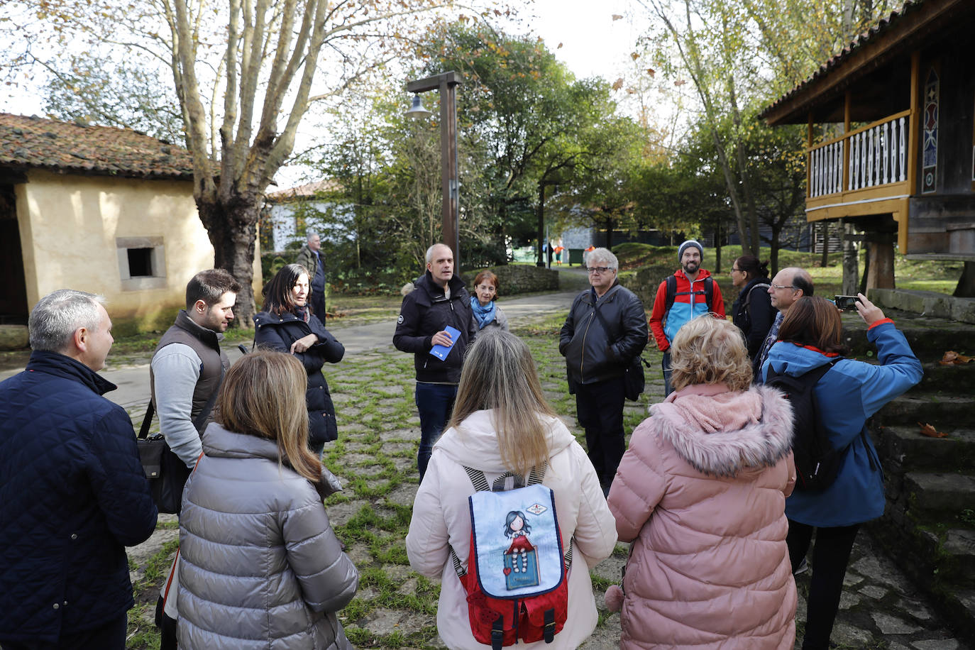 Dos profesores españoles, dos italianos, dos austriacos, dos portugueses y dos griegos, participantes en el programa educativo llamado 'Erasmus+' que coordina el IES Montevil visitaron esta mañana el museo gijonés.
