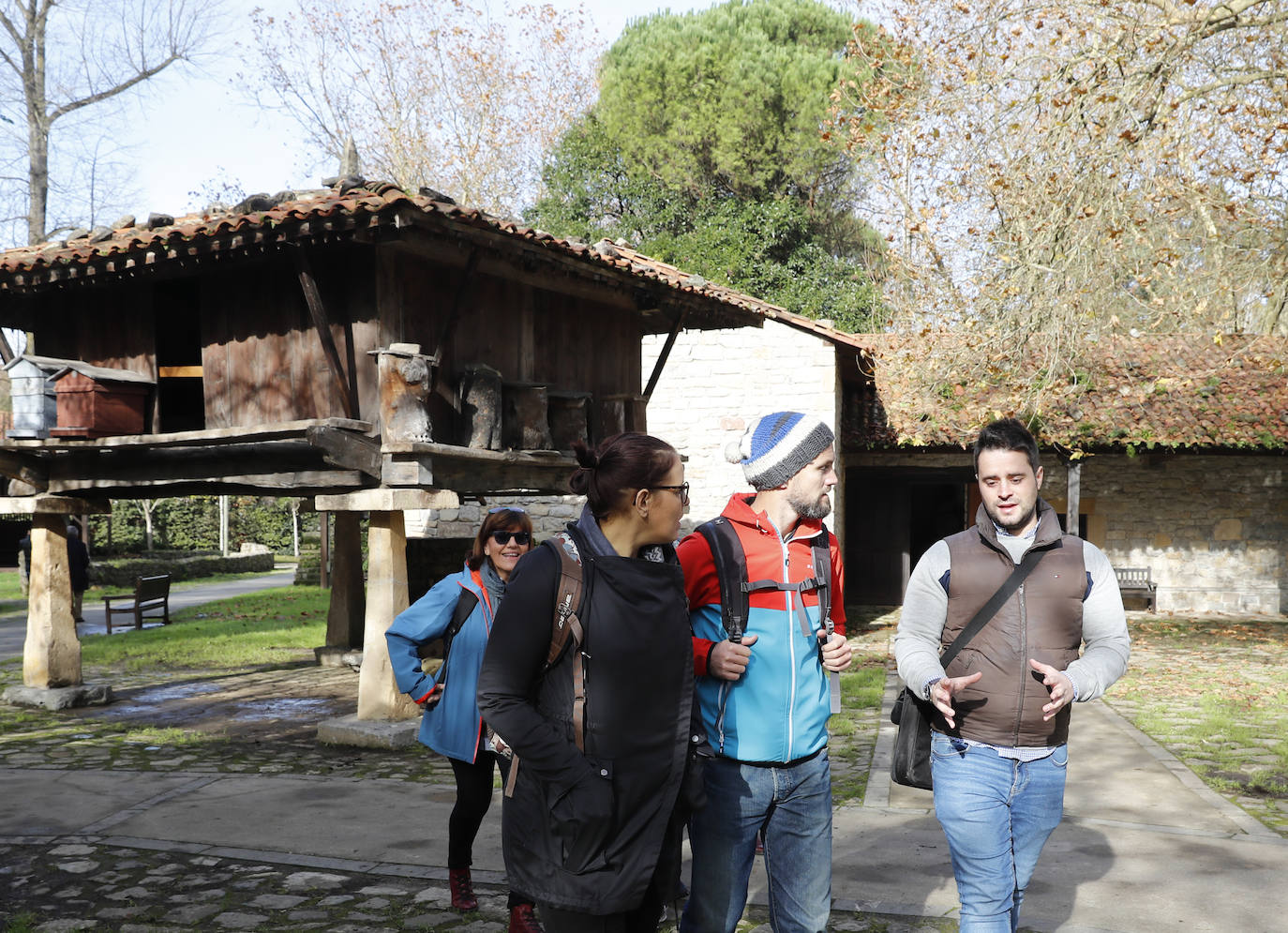 Dos profesores españoles, dos italianos, dos austriacos, dos portugueses y dos griegos, participantes en el programa educativo llamado 'Erasmus+' que coordina el IES Montevil visitaron esta mañana el museo gijonés.
