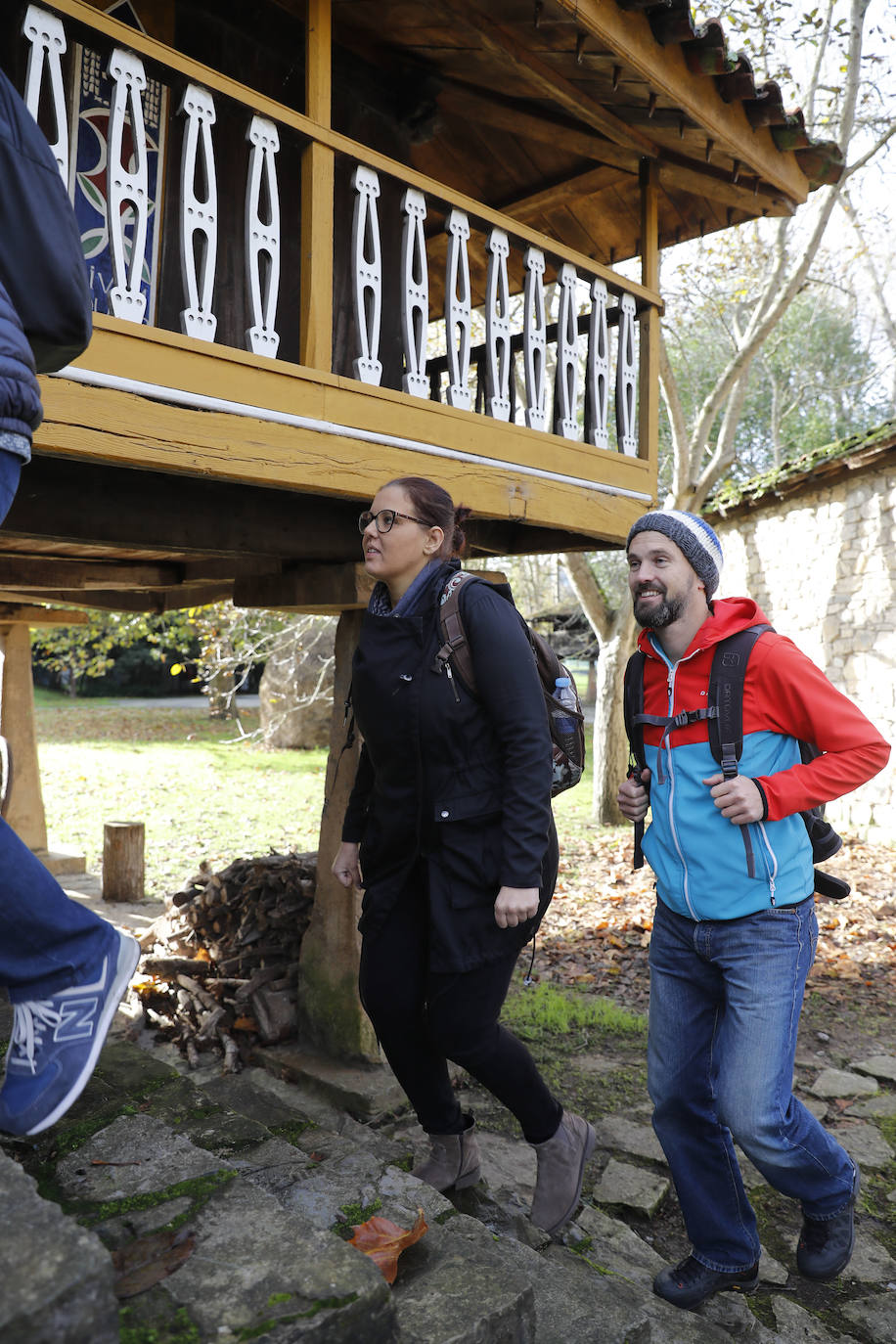 Dos profesores españoles, dos italianos, dos austriacos, dos portugueses y dos griegos, participantes en el programa educativo llamado 'Erasmus+' que coordina el IES Montevil visitaron esta mañana el museo gijonés.