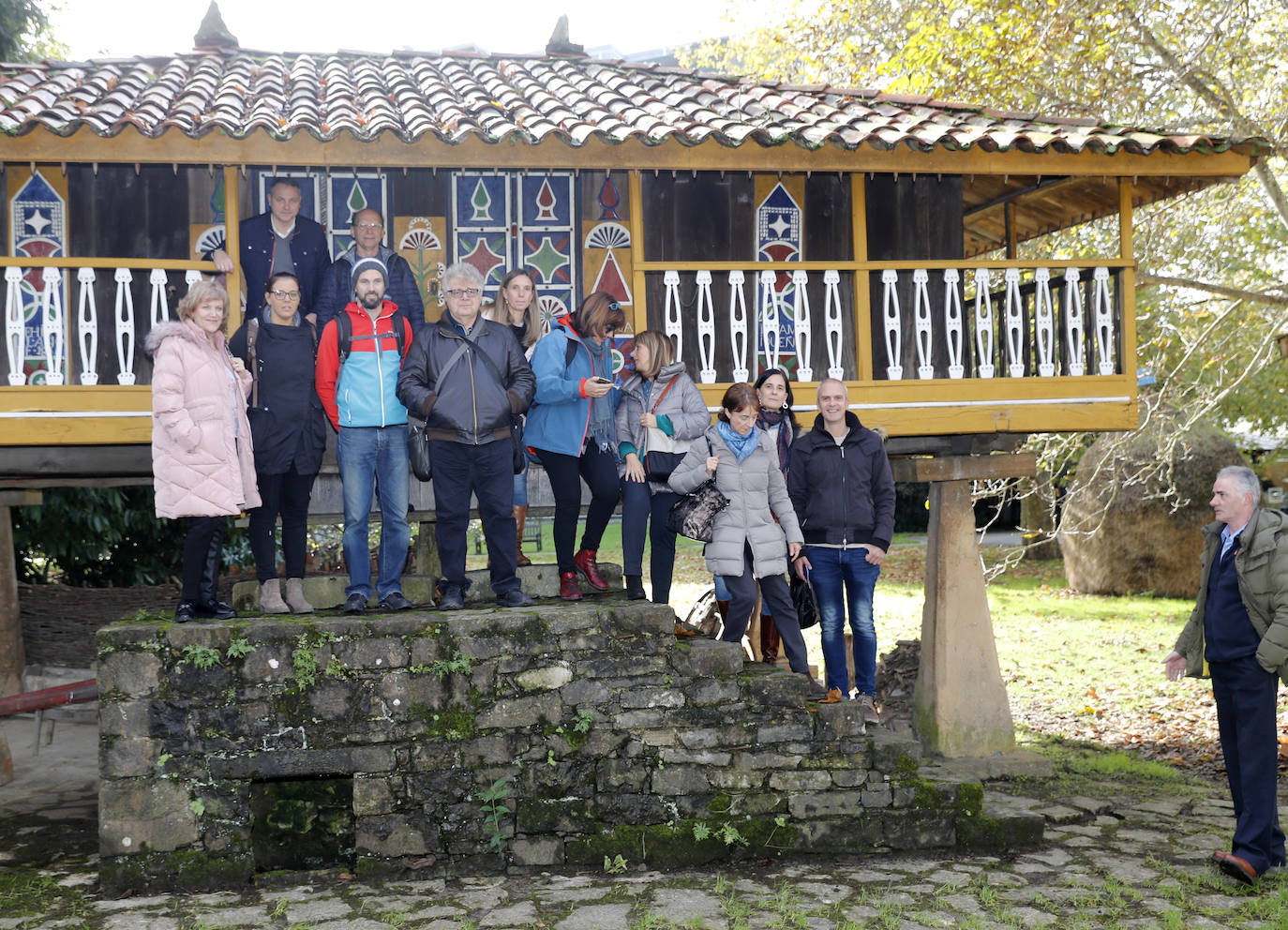 Dos profesores españoles, dos italianos, dos austriacos, dos portugueses y dos griegos, participantes en el programa educativo llamado 'Erasmus+' que coordina el IES Montevil visitaron esta mañana el museo gijonés.