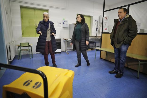 La consejera Carmen Suárez, a la izda, junto a la directora del centro, Covadonga Boga, y el jefe de estudios, Jorge Cañal. 