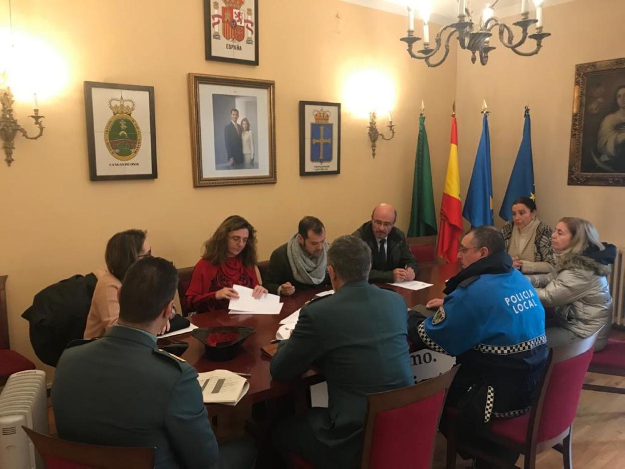 Reunión, ayer, de la Junta Local de Seguridad de Cangas de Onís. 