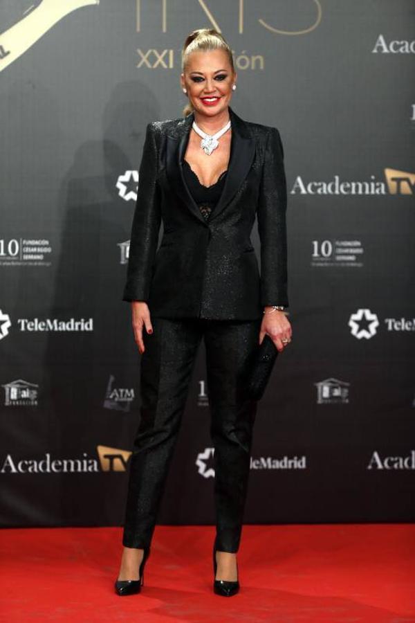 Belén Esteban brilló con este traje con detalle brilli brilli en color negro, unos salones a juego y un exclusivo collar de brillantes de la firma Yanes valorado en 200.000 euros.