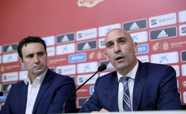 Luis Rubiales (d), junto a José Francisco Molina durante su conferencia de prensa. 