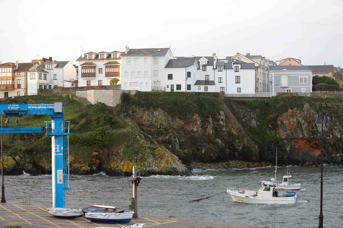 El hombre fue arrastrado por una ola cuando se encontraba pescando solo en el muelle exterior