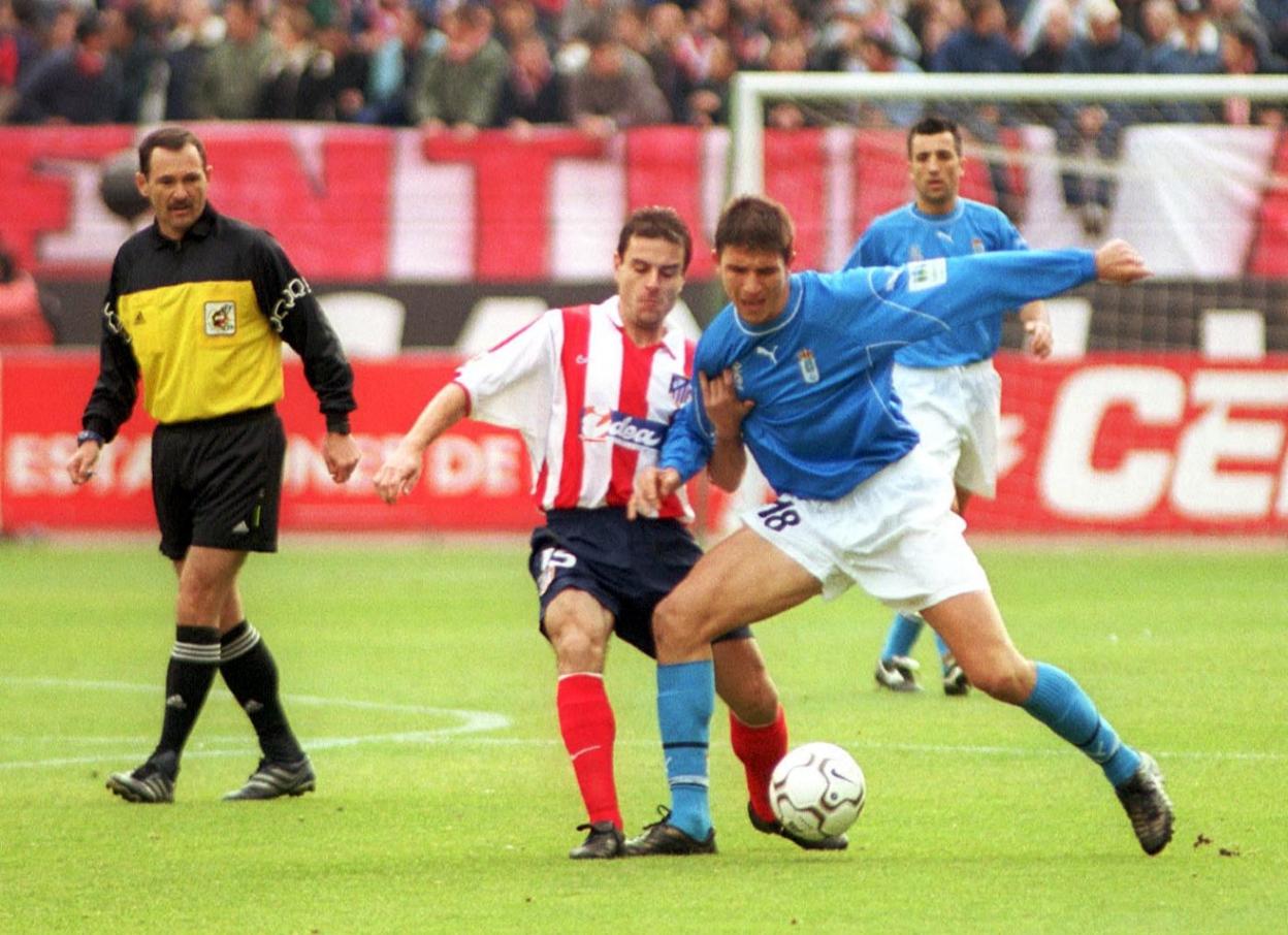 Rubén Reyes, con la camiseta del Oviedo, en un partido ante el Atlético de Madrid en diciembre de 2001. 