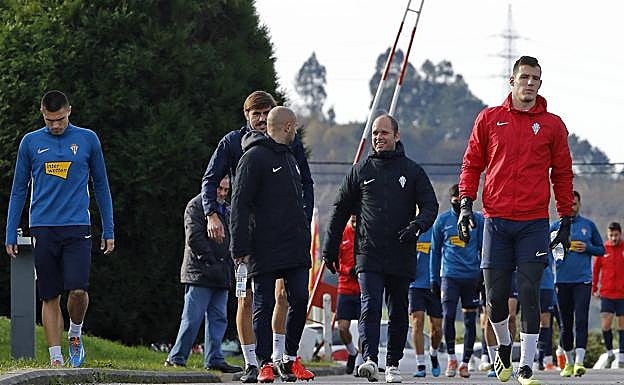 José Alberto dialoga con sus auxiliares en la sesión de este martes.