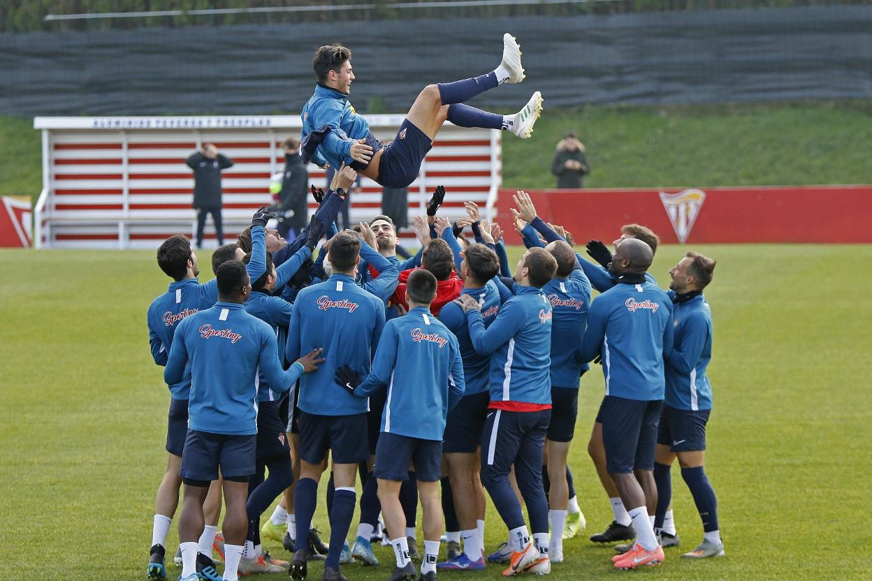 La plantilla, manteando ayer a Cristian Salvador. 