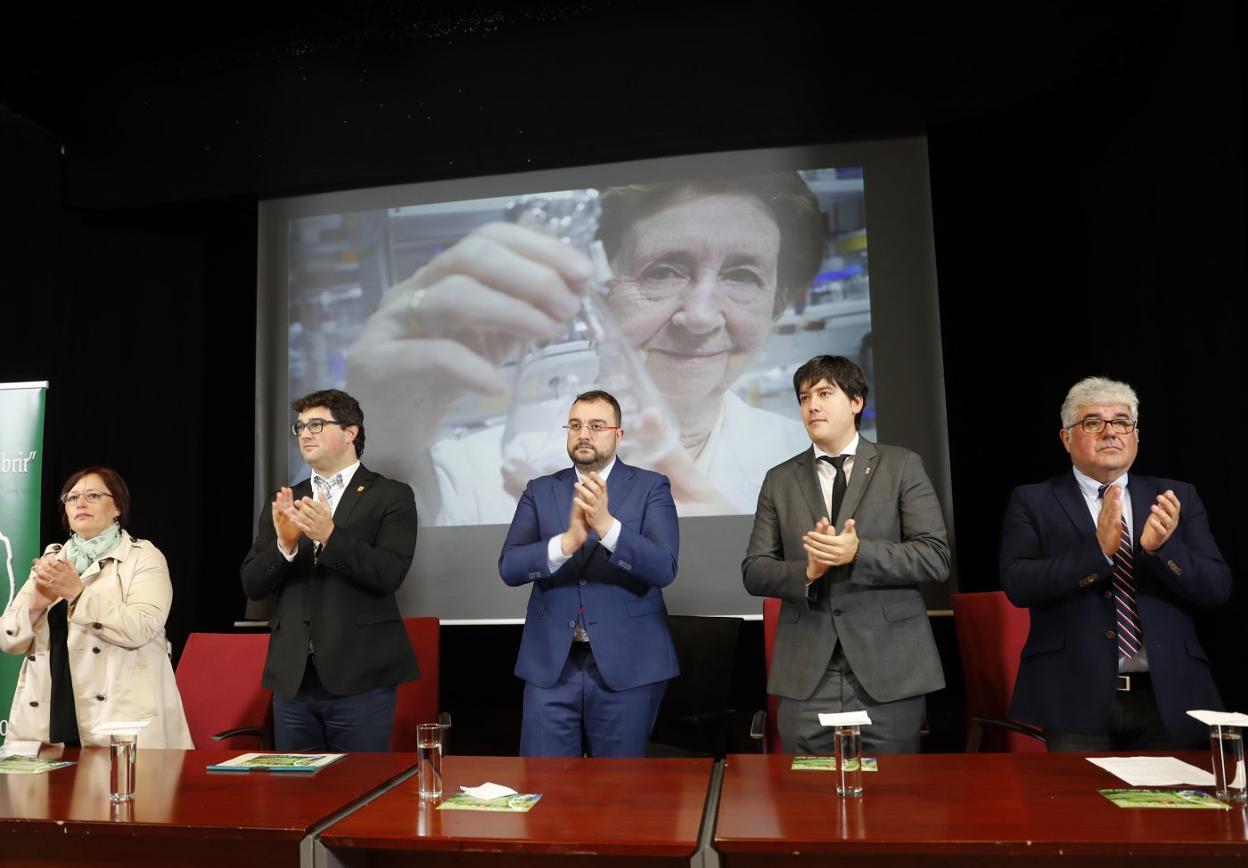 La directora del CSIC en Asturias, Ángeles Gómez Borrego; el alcalde de Valdés, Óscar Pérez Suárez; el presidente del Principado, Adrián Barbón; el consejero de Ciencia, Innovación y Universidad, Borja Sánchez, y el director del IES Carmen y Severo Ochoa, José Ignacio Nieto. 