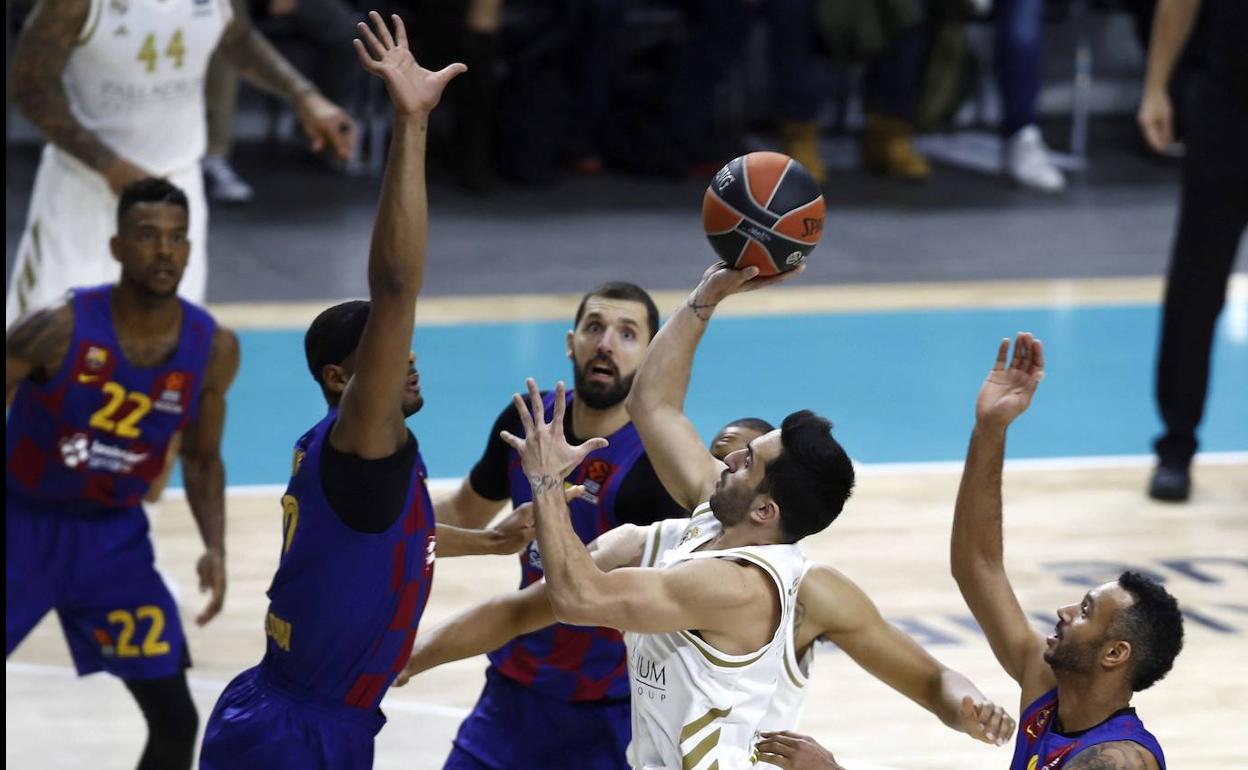 Facundo Campazzo entra a canasta en una acción del clásico. 