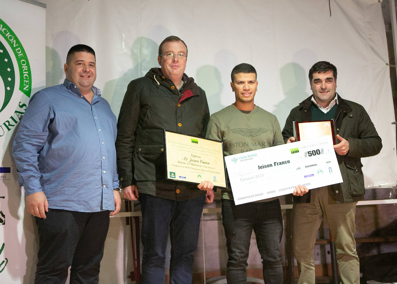 El camarero de la sidrería El Madreñeru de Pola de Siero ha sido el décimo séptimo en conseguirlo