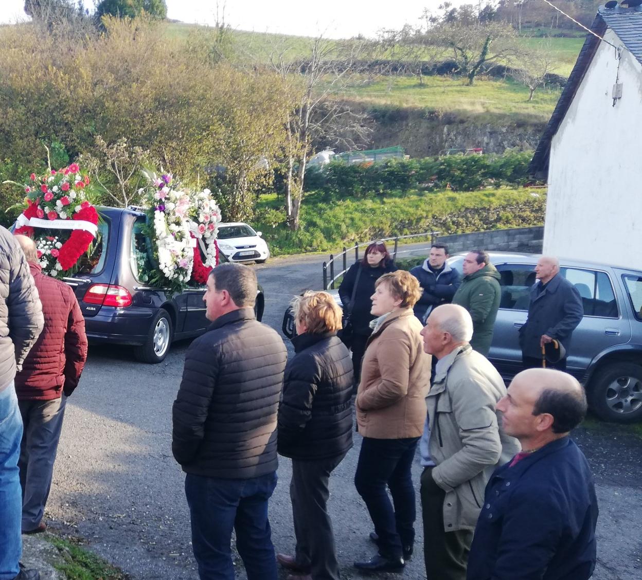 Asistentes al funeral celebrado en Villayón. 