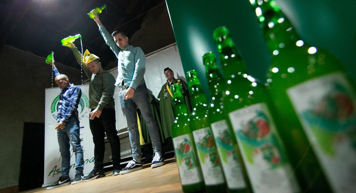 Wilkin Aquiles, Jeison Francco y Jonathan Trabanco escancian juntos el último culín del XXVI Campeonato de Escanciadores. 