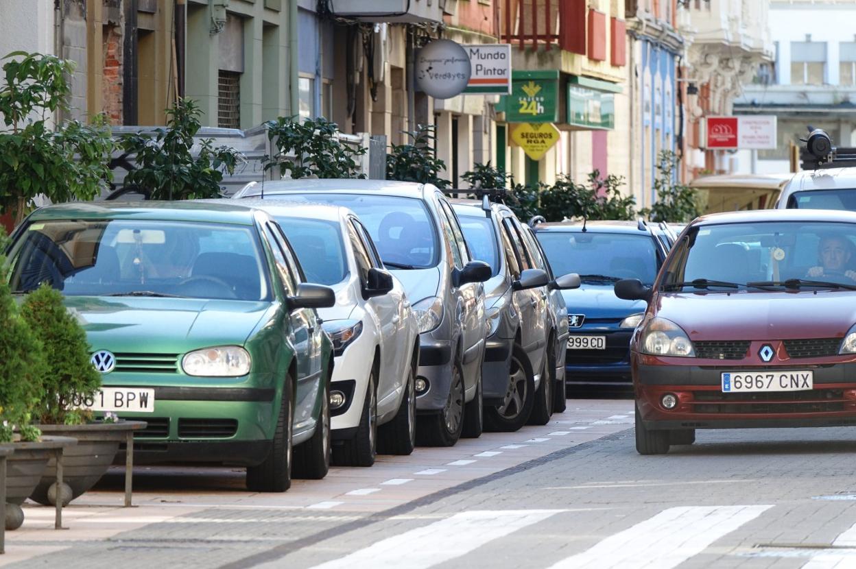 Vehículos estacionados en la calle Comercio de Ribadesella, que contará con zona azul. 