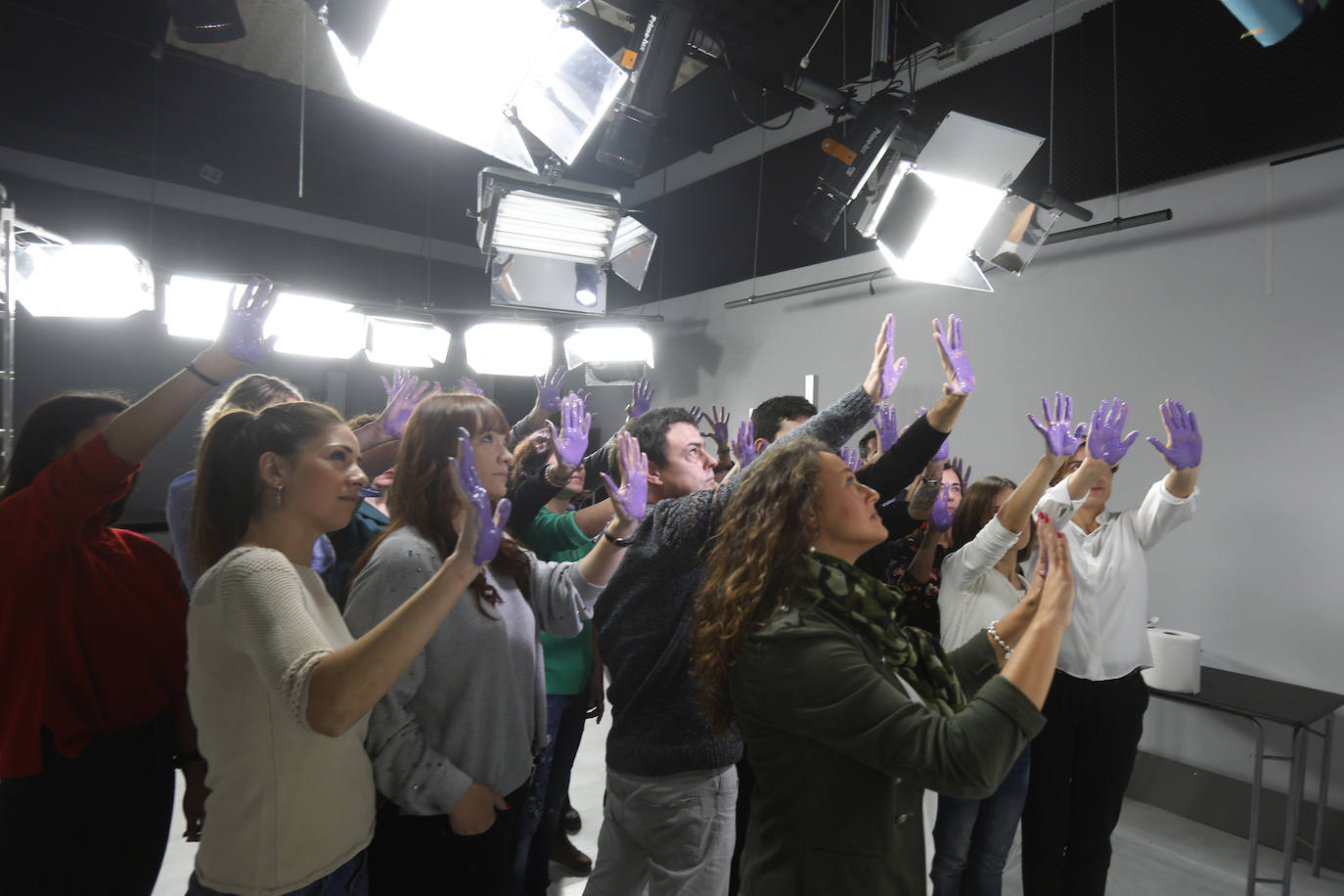 Los trabajadores de EL COMERCIO queremos expresar, hoy 25-N, nuestro rotundo rechazo a la violencia de género. Con nuestras manos en el color que simboliza la lucha contra esta lacra social nos sumamos a las voces que claman para que no haya una mujer asesinada ni maltratada más a manos de sus parejas. Ninguna más y ninguno de los niños de nuestra sociedad menos. Ese es nuestro compromiso. 