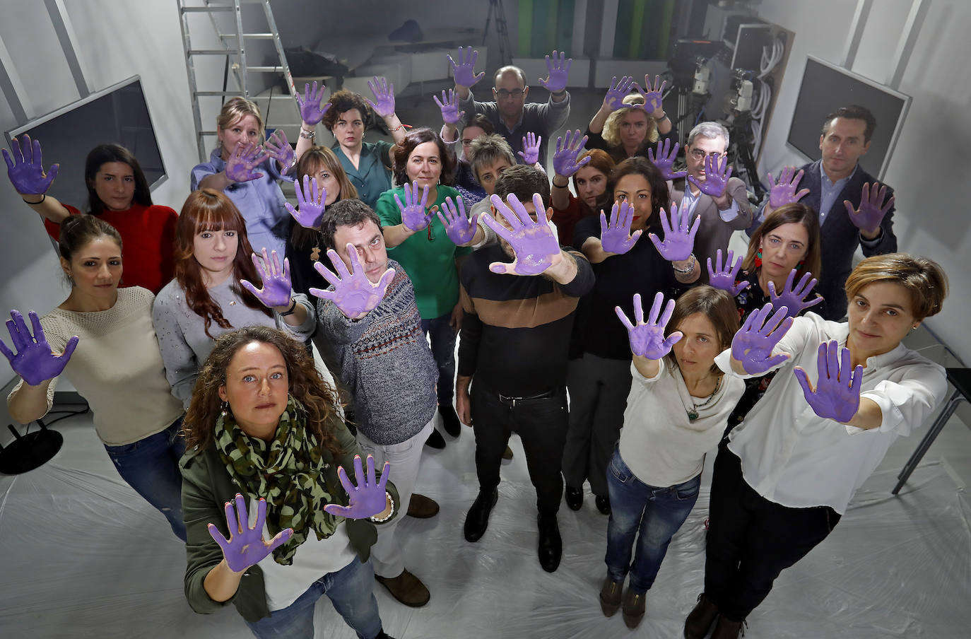 Los trabajadores de EL COMERCIO queremos expresar, hoy 25-N, nuestro rotundo rechazo a la violencia de género. Con nuestras manos en el color que simboliza la lucha contra esta lacra social nos sumamos a las voces que claman para que no haya una mujer asesinada ni maltratada más a manos de sus parejas. Ninguna más y ninguno de los niños de nuestra sociedad menos. Ese es nuestro compromiso. 