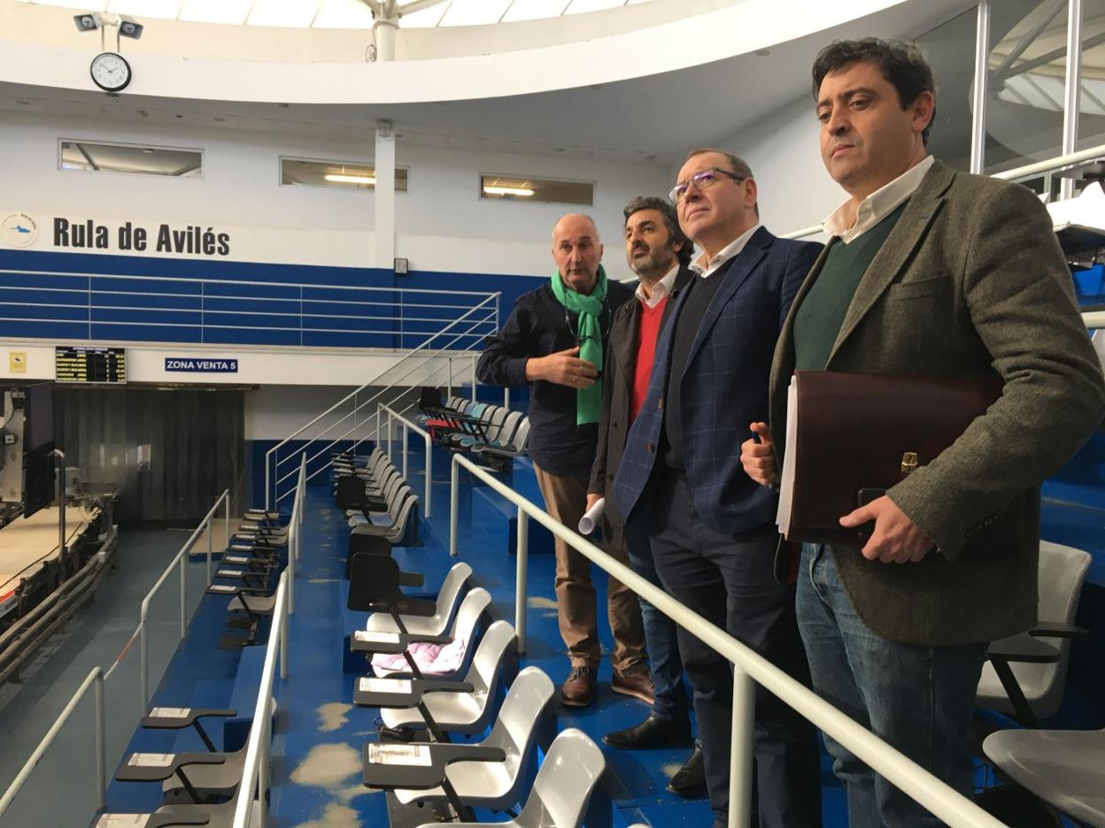 El gerente de Nueva Rula de Avilés, Ramón Álvarez; el consejero, Alejandro Calvo; el presidente de la Autoridad Portuaria, Santiago Rodríguez; y el director general de Pesca, Francisco González. 