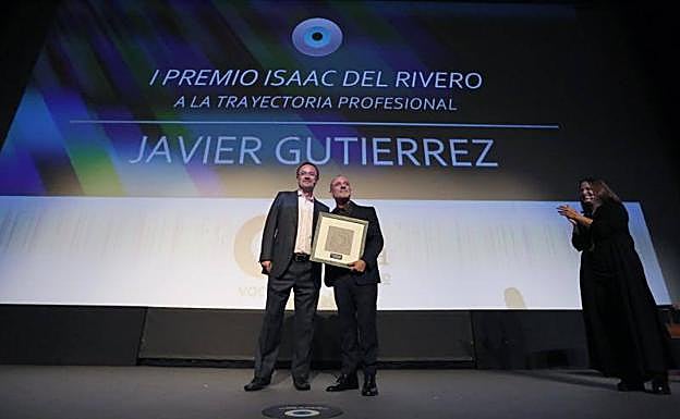 Javier Gutiérrez recogiendo el premio. 