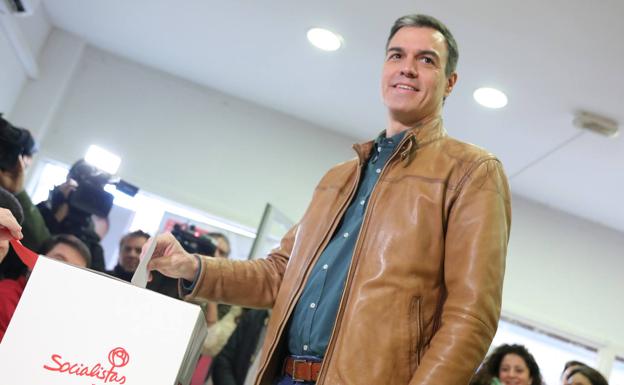 El presidente del Gobierno en funciones, Pedro Sánchez, vota en la consulta a la militancia del PSOE.