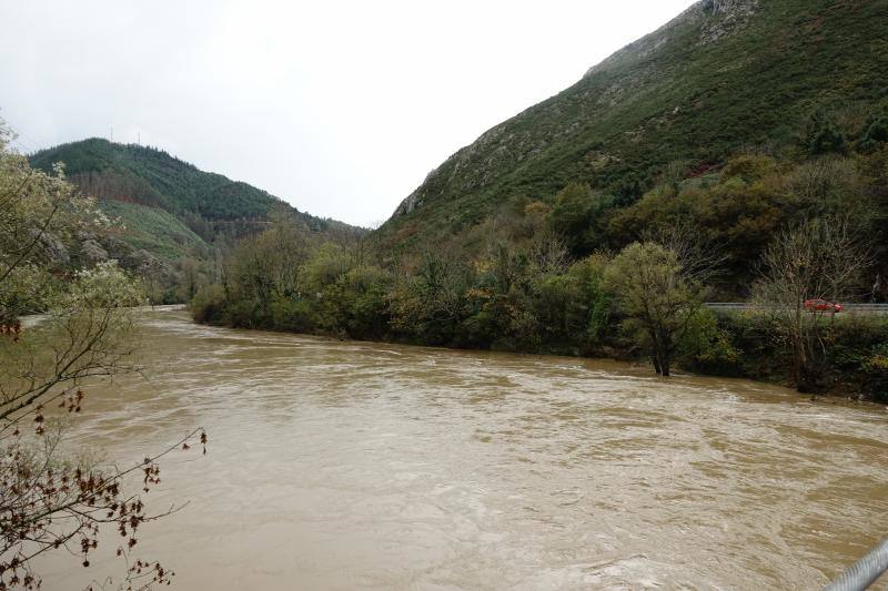 El paso de la borrasca 'Cecilia' por el Cantábrico ha dejado esta noche en Asturias fuertes rachas de viento y abundante lluvia
